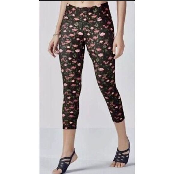 Fabletics Powerhold Black Floral Salar Capri Leggings Rose Activewear MEDIUM NWT - Picture 1 of 7
